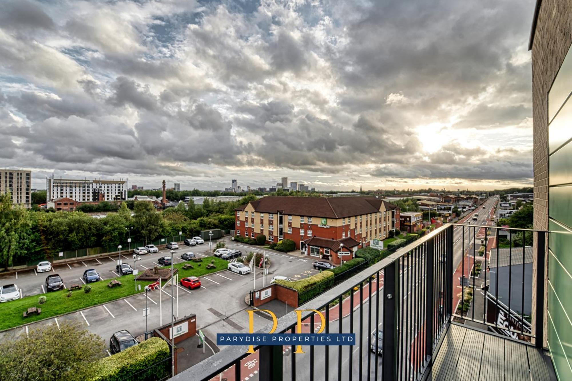 The Middlewood Plaza Suite - By Parydise Properties - Business Or Leisure Stays, Central Location, Sleeps 4, Salford Mánchester Exterior foto