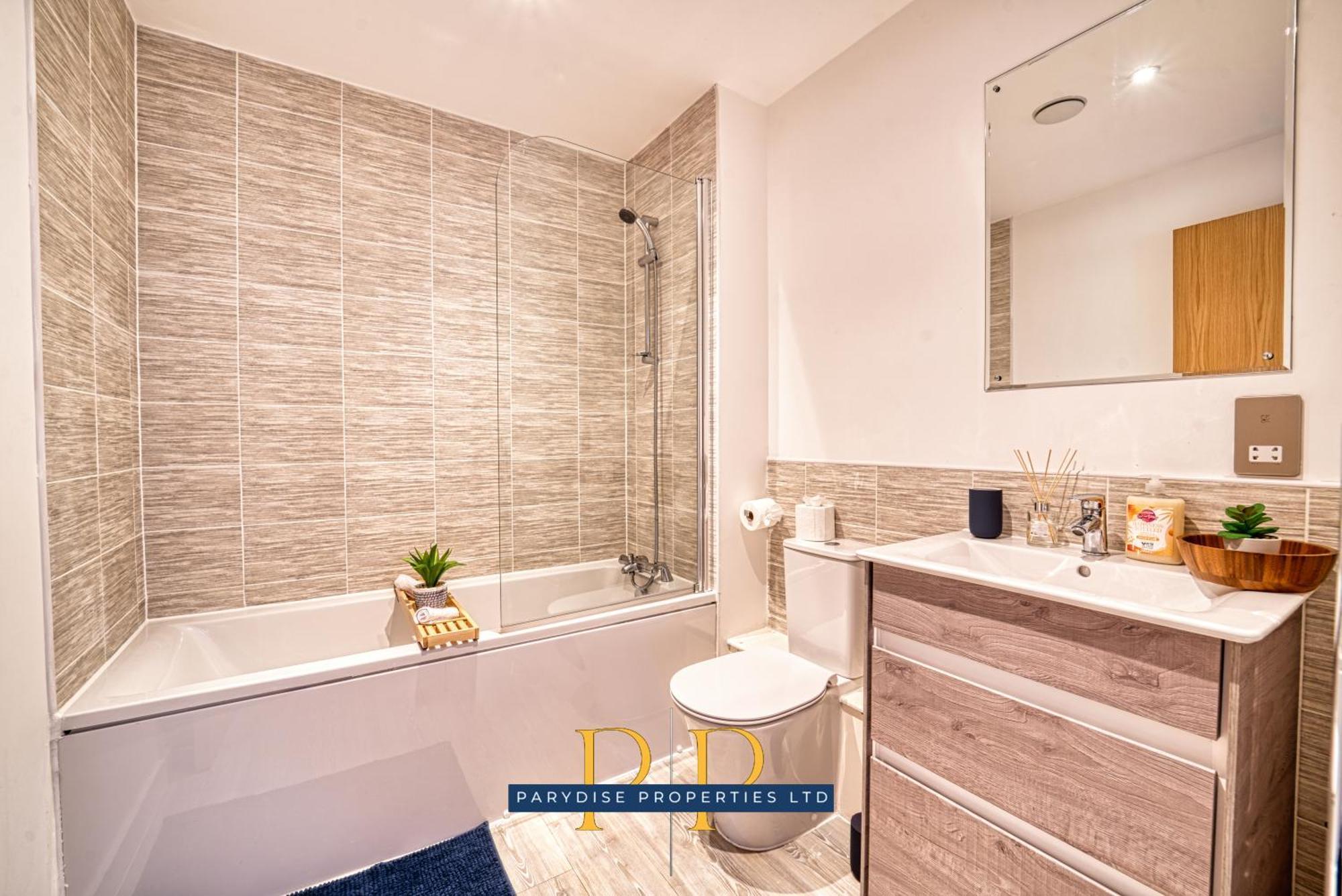 The Middlewood Plaza Suite - By Parydise Properties - Business Or Leisure Stays, Central Location, Sleeps 4, Salford Mánchester Exterior foto