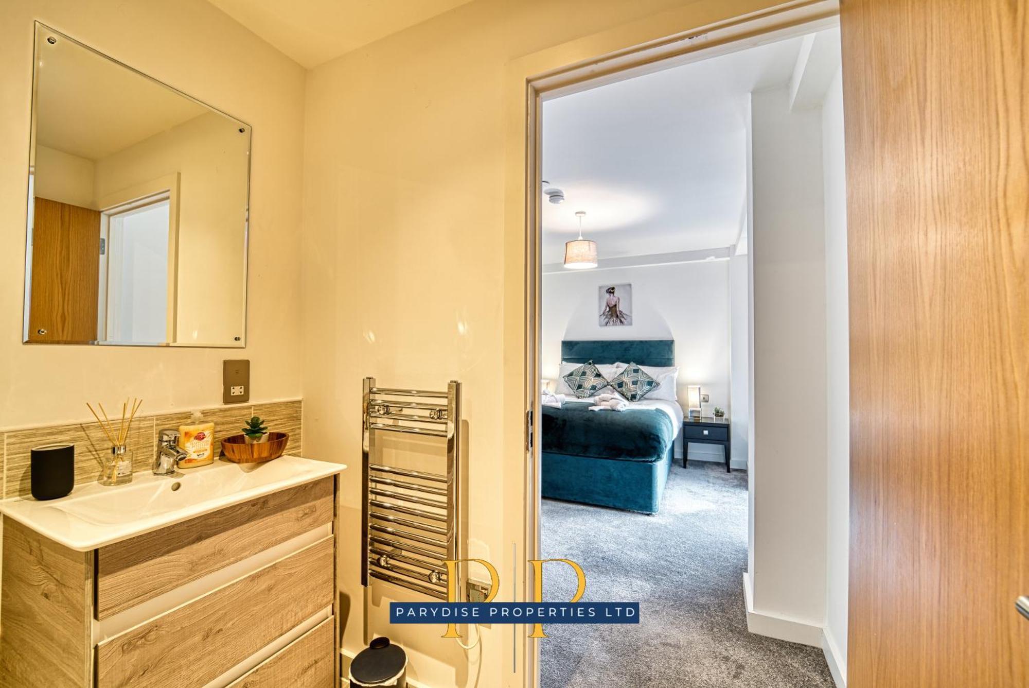 The Middlewood Plaza Suite - By Parydise Properties - Business Or Leisure Stays, Central Location, Sleeps 4, Salford Mánchester Exterior foto