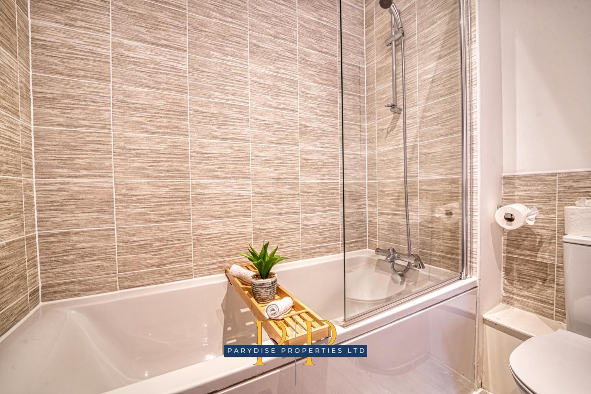 The Middlewood Plaza Suite - By Parydise Properties - Business Or Leisure Stays, Central Location, Sleeps 4, Salford Mánchester Exterior foto